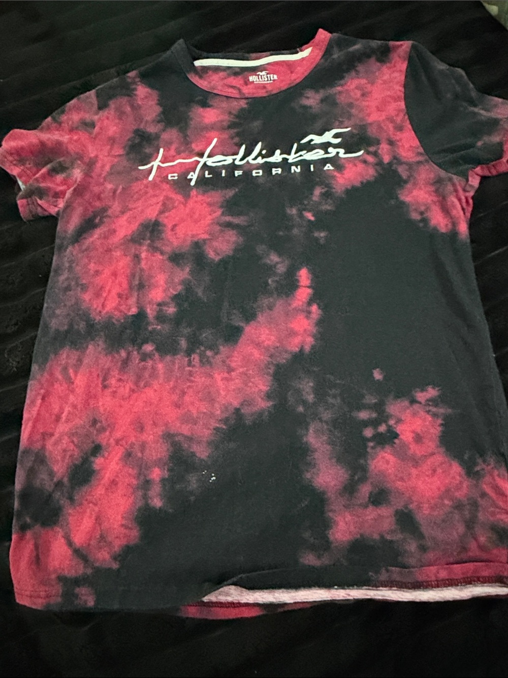 Hollister Men’s Black and Red Tie-Dye Logo Tee